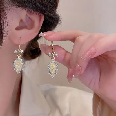 ER0006 WHITE Nature's Delight Leaf Earrings: Elegance and Freshness in Alloy ER0006 WHITE Nature's Delight Leaf Earrings: Elegance and Freshness in Alloy
